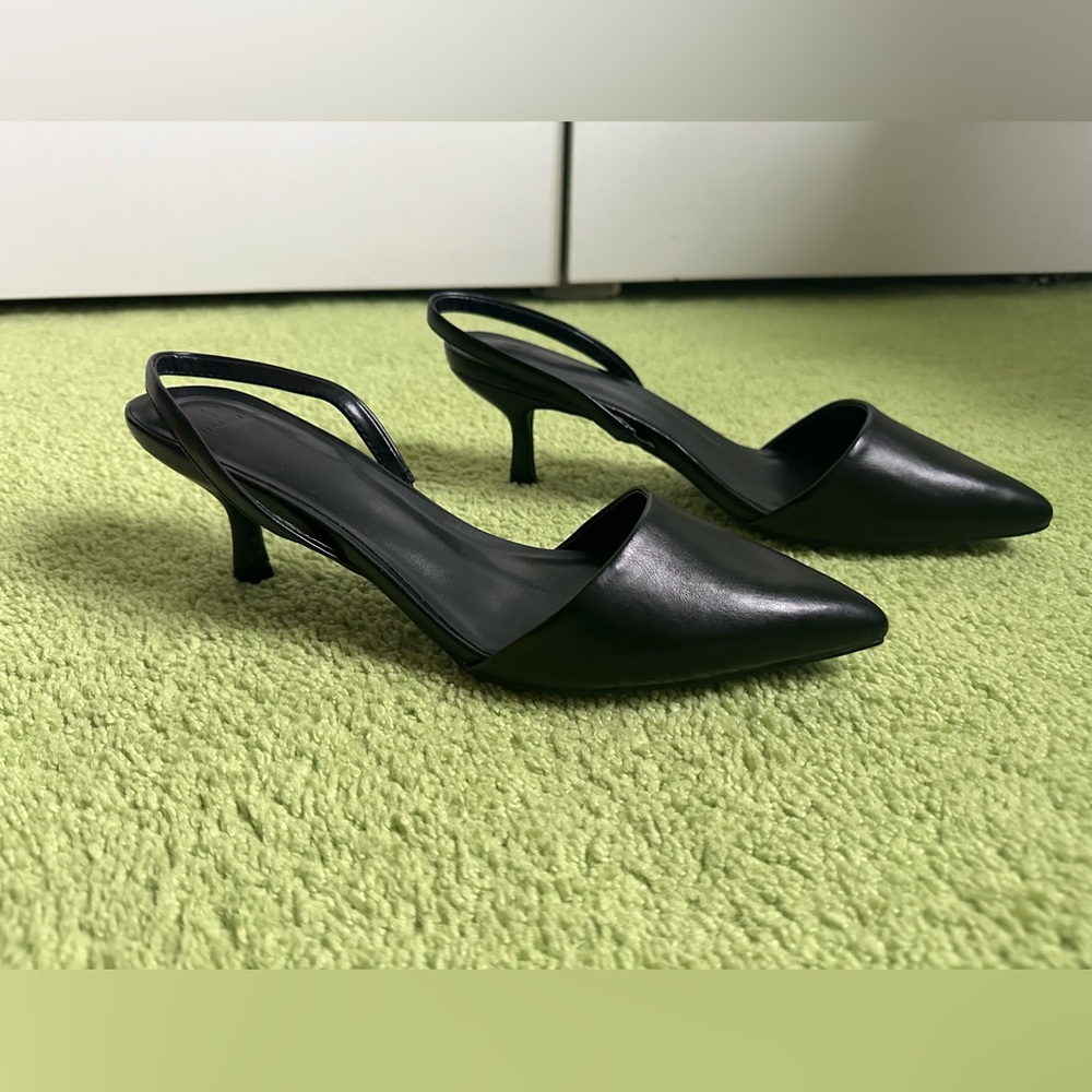 H Halston kitten black pointy toe heel